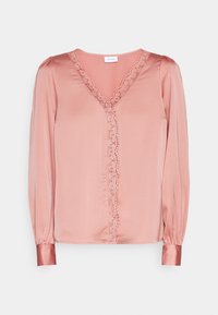 Blouse en satin rose à manches longues, décolleté en V, détails en dentelle au centre, et poignets en satin. Texture lisse et coupe légèrement ample.