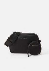 Svart Valentino axelväska med bred justerbar rem och tillhörande rund myntpåse, båda präglade med Valentino-logotypen i silver.