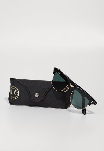 Черни слънчеви очила Ray-Ban с тъмнозелени лещи, златисти акценти и черни дръжки; придружени от черно кожено калъфче с лого.