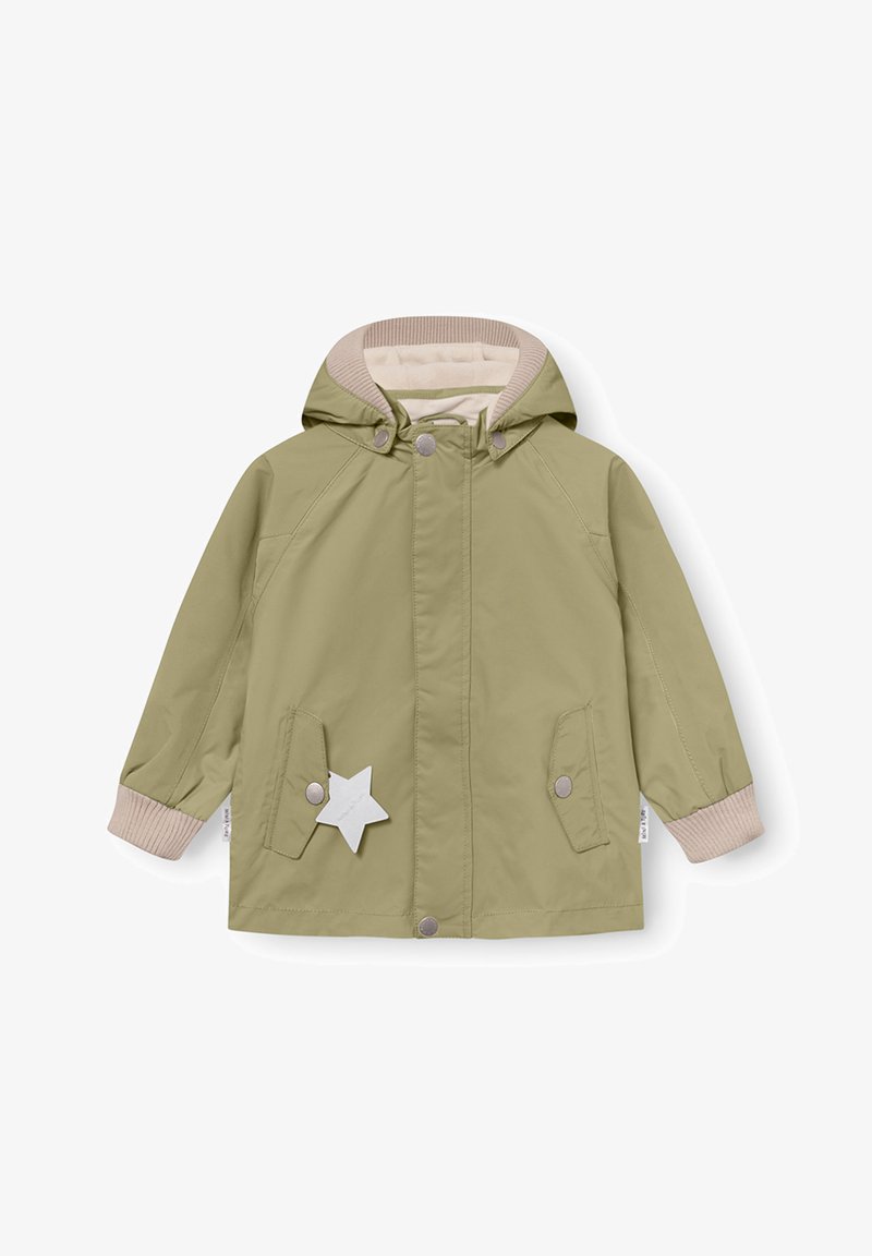 Svetlo zelena otroška jakna s kapuco, bež rebrastimi manšetami in oblogo ovratnika, žepki s pritisnimi gumbi in belim zvezdastim obeskom na levem žepu.