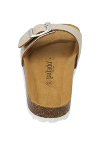 Infradito di colore beige chiaro con tomaia in suede, fibbia argentata regolabile e plantare in sughero. Presenta una suola in gomma bianca.