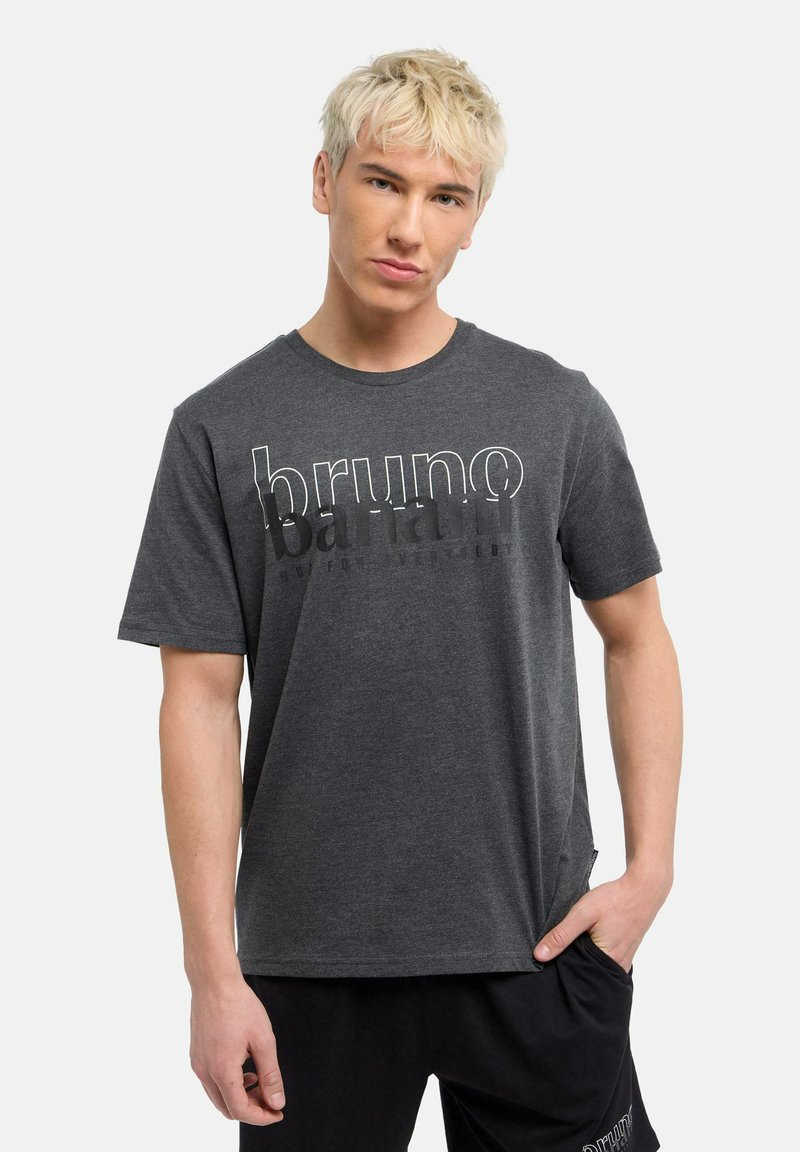 Donkergrijs katoenen t-shirt met een witte en zwarte grafische tekst "bruno banana" over de borst; korte mouwen, ronde hals, losse pasvorm.