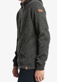 Grau meliertes Hoodie mit einer Kordelzugkapuze, einer Vordertasche und einem Lederakzent-Tag am Ärmel. Mit gerippten Bündchen und Saum.