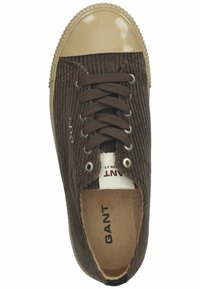 Braune Cord-Sneaker mit beigem, glattem Zehenbereich, sechs Ösen und braunen Schnürsenkeln. Innen ist eine beigen Innensohle mit dem Schriftzug "GANT" vorhanden.
