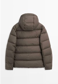 Hnědá prošívaná péřová bunda s kapucí, s prošívaným vzorem a polstrovanými částmi. Hladká textura a mírně lesklý povrch.