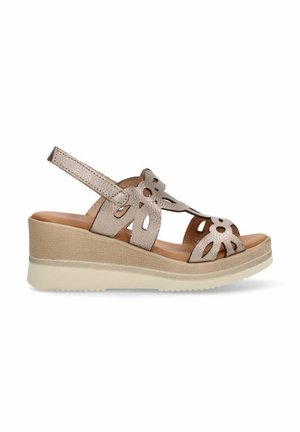 Sandalias con una parte superior de cuero metálico ligero, diseño floral calado, correa ajustable y un tacón de cuña texturizado en beige y crema.