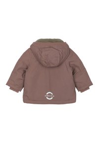 Brun isoleret jakke med hætte, udstyret med en grøn fleeceforing, elastiske manchetter og et logo på bagsiden. Glat ydermateriale.