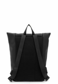 Sac à dos noir avec un matériau extérieur lisse et un panneau arrière en maille, doté de bretelles ajustables et d'une poignée supérieure pour le transport.