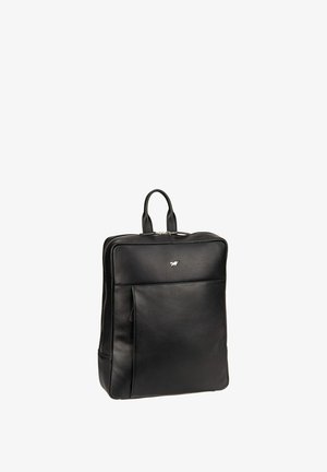 Zaino in pelle nera con forma rettangolare, tasca frontale piatta e manici superiori. Presenta un logo argentato sul davanti. Texture liscia.