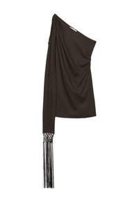 Robe noire asymétrique avec tissu froncé et long pompon frangé suspendu de la bretelle unique.