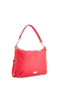 Rote Leder-Handtasche mit strukturiertem Oberflächenmuster, silbernen Nieten auf einer Seite und einem abnehmbaren Schultergurt. Mit einem Reißverschlussverschluss gestaltet.