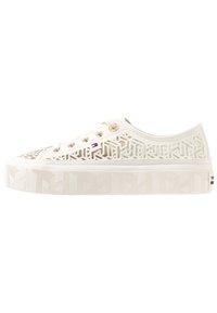 Sneaker bianco a bassa top con motivi geometrici a taglio, lacci bianchi, suola spessa e testurizzata, e un piccolo logo rosso, bianco e blu sul lato.