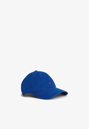 Blauwe katoenen baseballpet met een klein rood, wit en zwart vlaglogo aan de voorlinkerkant.