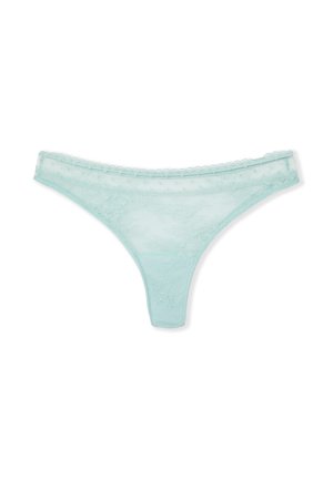 Tanga de encaje azul claro con bordes ondulados y delicados patrones florales sobre un fondo blanco.