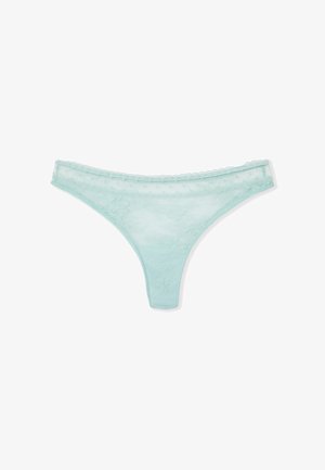 Tanga de encaje azul claro con bordes ondulados y delicados patrones florales sobre un fondo blanco.