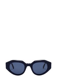 Sinine musteriga päikseprillid, millel on kaheksanurkne raam, tumedad läätsed ja paksud varred, millel on tekstuur ja stiilsed metallaktsendid.