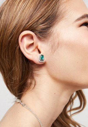 Pendientes de botón de plata con una piedra verde rectangular en un diseño moderno y elegante, con acabado pulido y detalles minimalistas.