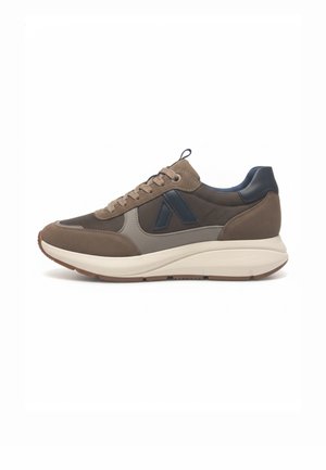 Zapatilla marrón y gris con cordones, con detalles en azul marino y una suela blanca gruesa, vista de lado sobre un fondo blanco.
