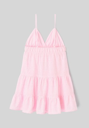 Robe d'été sans manches rose clair avec fines bretelles, taille froncée, tissu ajouré et ourlet à volants superposés sur fond neutre.