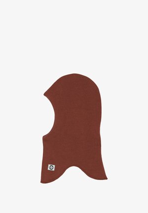 Hnědá pletená kukla s zaobleným tvarem a výřezem na obličej, se značkovým štítkem dole. Měkká textura a pružný materiál.