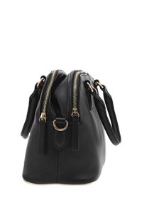 Sac en cuir noir avec deux zips, quincaillerie dorée et forme arrondie. Comprend deux poignées et un détail de anneau central.