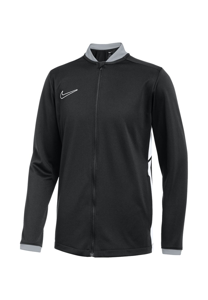 Zwarte Nike-jas met lange mouwen, een volledige ritssluiting aan de voorkant, grijze kraag en wit logo. Beschikt over een contrasterend zijpaneel en textuurstof.