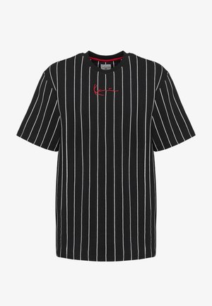 T-shirt noir à manches courtes avec fines rayures blanches verticales et broderie cursive rouge centrée sous l'encolure.