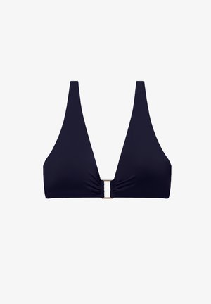 Haut de bikini bleu marine avec un profond décolleté en V, des bretelles larges et un petit fermoir métallique à l'avant reliant le tissu plissé.