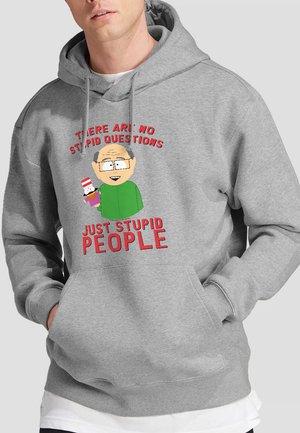 Grauer Hoodie mit einer Cartoonfigur mit Brille, die ein Spielzeug hält. Der Text lautet „ES GIBT KEINE STUPIDEN FRAGEN, NUR STUPIDE MENSCHEN“ in Rot.