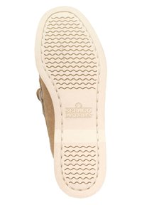 Kumisaappaat ruskeasta mokasta, valkoisella kumipohjalla, jossa on aaltoilu kuvio paremman pidon takaamiseksi, ja alapuolella on kohokuvioitu brändäys.