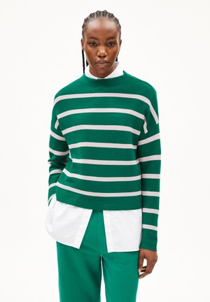 Maglione a righe verdi e grigie con colletto alto. Realizzato in tessuto a maglia, presenta maniche lunghe e una vestibilità comoda. Abbinato a una camicia bianca.