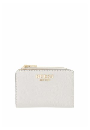 Portefeuille blanc texturé avec fermeture éclair dorée et logo GUESS EST 1981 embossé en or au centre devant.
