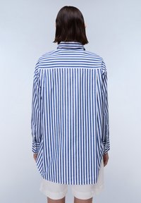 Camicetta a maniche lunghe blu e bianca a righe con colletto, polsini con bottoni e orlo dritto, realizzata in tessuto leggero.