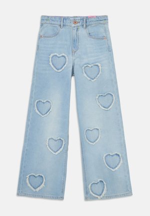 Hellblaue Denim-Hosen mit weitem Bein, die mit aufgerissenen herzförmigen Patches mit fransigen Kanten versehen sind. Sie haben ein Fünf-Taschen-Design und einen Knopfverschluss.