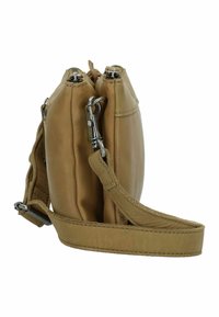 Borsa a tracolla in pelle tan con doppie zip, texture liscia, finiture in metallo e tracolla regolabile. Forma arrotondata, design compatto.