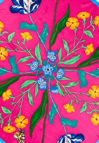 Tessuto a fantasia floreale con uno sfondo rosa brillante. Presenta fiori blu, fiori gialli, foglie verdi e un accento di farfalla.