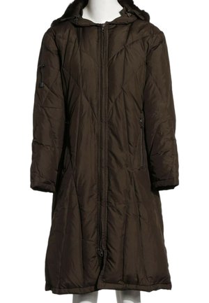 Long manteau d'hiver matelassé marron foncé avec capuche, fermeture éclair frontale et poches zippées latérales, présenté sur un buste de mannequin blanc.