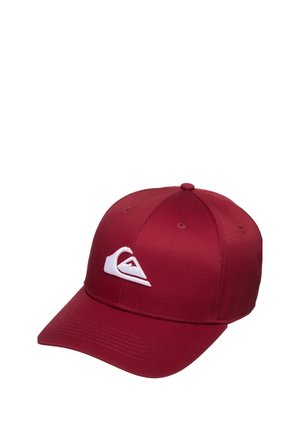 Gorra de béisbol roja con visera curva y un logo bordado en blanco de una ola y una montaña en el panel delantero.