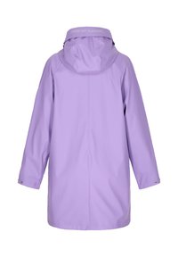 Ljuslila regnjacka med huva, som har en slät, vattentät textur och en ryggdetalj med text. Löst sittande design, medellång.