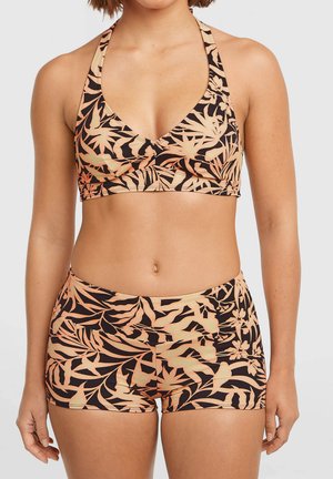 Maillot deux pièces en tissu extensible, avec un col halter, une base noire ornée d'un motif de feuilles tropicales pêche et un short taille haute.