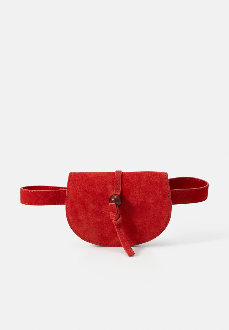 Raudonas zomšos maišelio su apvalia sklende, užsukamu uždarymu ir ruduo karoliuku detalė; turi reguliuojamą diržą patogiam nešiojimui.