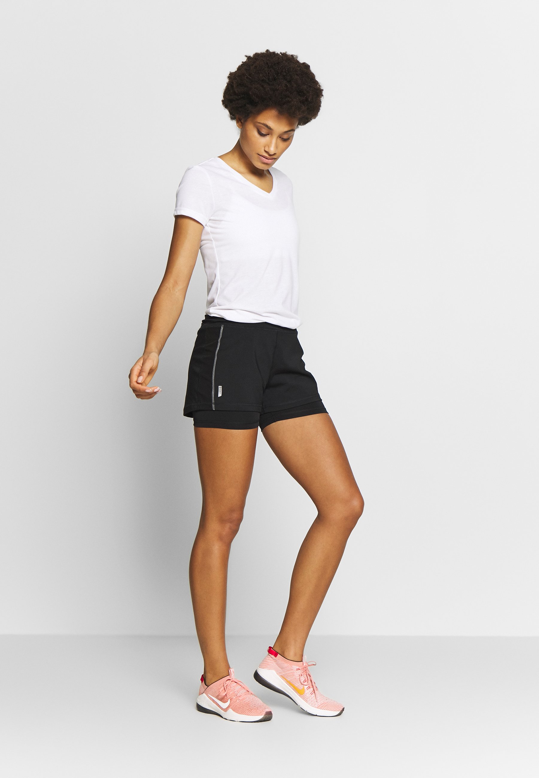 Women ONPPERFORMANCE RUN LOOSE SHORTS - Sports shorts Women ONPPERFORMANCE RUN LOOSE SHORTS - Sports shorts