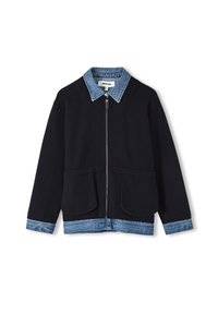 Černá bunda na zip s límcem a lemem z denimu. Má dvě přední kapsy a kontrastní denimové detaily na manžetách a spodním okraji.