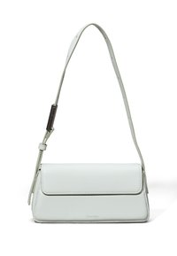 Bolso de Calvin Klein en suave cuero verde claro, de forma rectangular con solapa plegable, correa ajustable y detalles de diseño minimalistas.