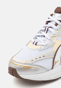 Puma MORPHIC - Cestná bežecká obuv - white/creamy vanilla