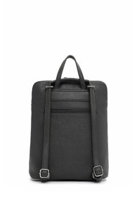 Svart läderryggsäck med texturerad yta, justerbara remmar, topphandtag och framficka med dragkedja. Minimalistisk rektangulär design.