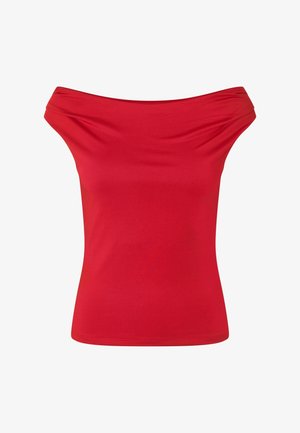 Top vermelho, com decote ombro a ombro, feito de material elástico. Forma ajustada com detalhe de drapeado suave na gola. Textura lisa.