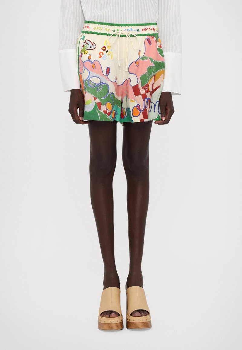 Farverige, mønstrede shorts med en grøn elastisk talje og snøre. Hovedstoffet er let med abstrakte former og designs.