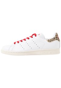 Weiße Leder-Sneaker mit roten Schnürsenkeln, durchbrochenen Details und einem Leopardenmuster-Akzent an der Ferse. Gestapelte Gummisohle.