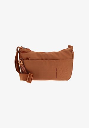 Sac bandoulière en tissu texturé marron avec une fermeture éclair, une sangle réglable, et un petit logo en relief sur le côté.